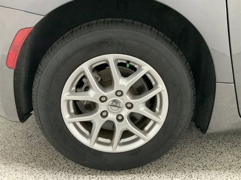 Used 2023 Chrysler Voyager LX image 12