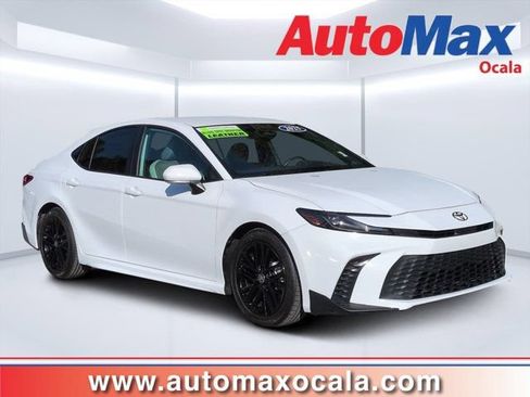 Used 2025 Toyota Camry SE FWD image 1