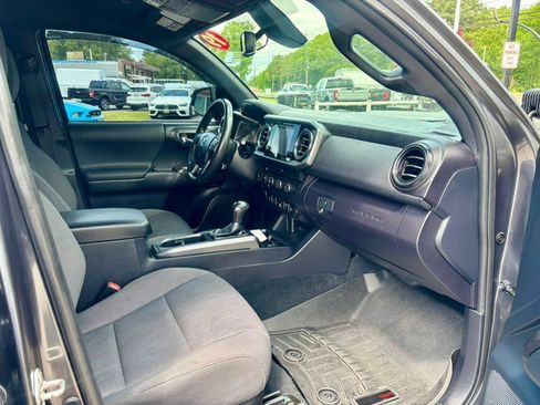 Used 2019 Toyota Tacoma TRD Sport w/ Technology Package AWD/4WD image 13