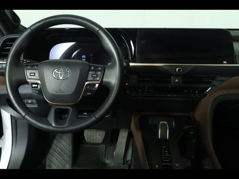 Used 2023 Toyota Crown Limited image 14