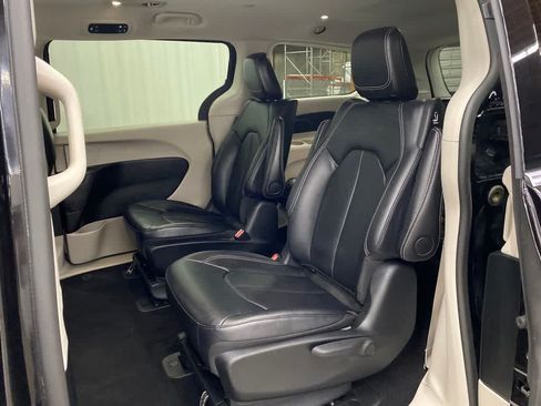 Used 2024 Chrysler Pacifica Limited FWD image 15