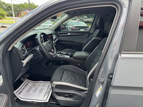 Used 2024 Volkswagen Atlas Peak Edition SE AWD/4WD image 8