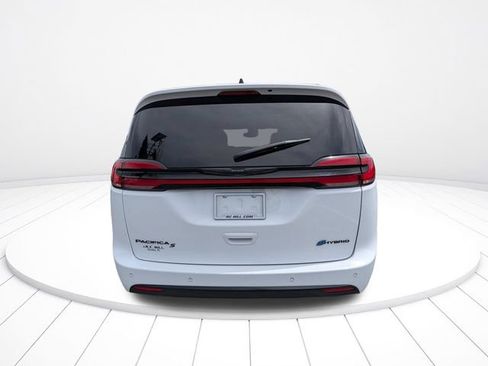 Used 2024 Chrysler Pacifica Limited FWD image 4