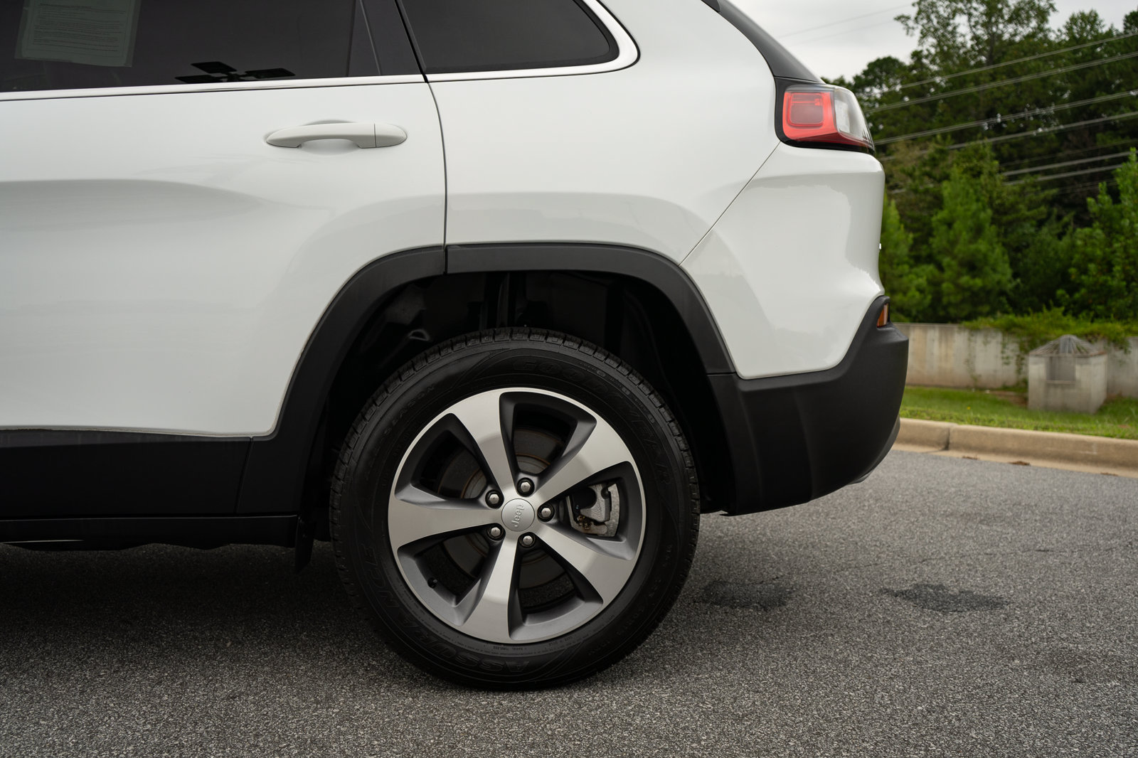 Used 2020 Jeep Cherokee Limited AWD/4WD image 6
