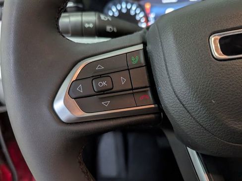 Used 2025 Jeep Compass Latitude AWD/4WD image 18