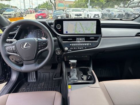 Used 2025 Lexus ES 300h w/ Premium Package FWD image 19