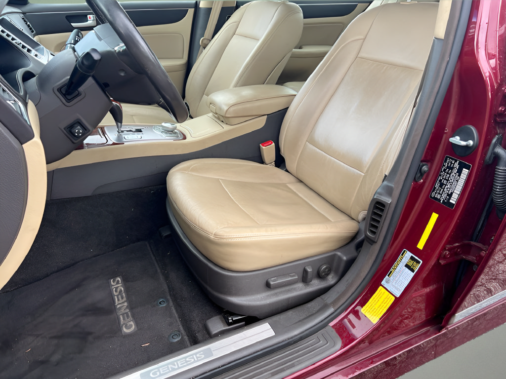 Used 2013 Hyundai Genesis 3.8 w/ Premium Pkg RWD image 18