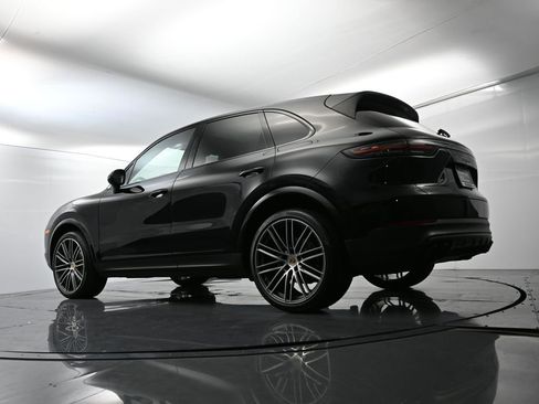 Certified 2022 Porsche Cayenne Platinum Edition image 49