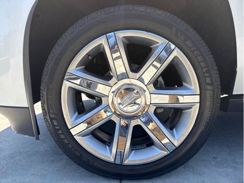 Used 2018 Cadillac Escalade Premium Luxury AWD/4WD image 13