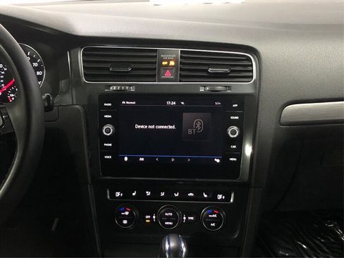 Used 2017 Volkswagen e-Golf SE w/ DC Fast Charging Package image 13