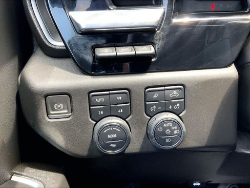 Used 2023 Chevrolet Silverado 1500 High Country w/ High Country Premium Package AWD/4WD image 34