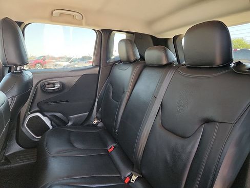 Used 2018 Jeep Renegade Latitude FWD image 6