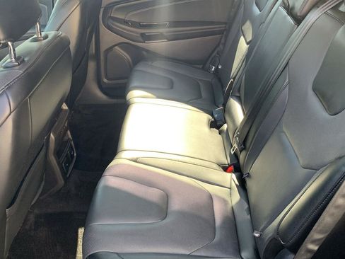 Used 2018 Ford Edge Titanium w/ Equipment Group 302A AWD/4WD image 10