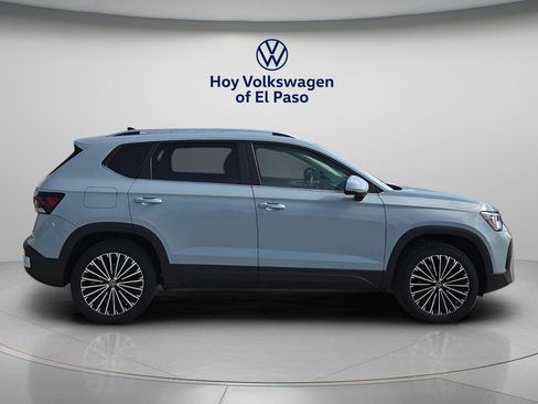 New 2026 Volkswagen Taos SE image 2