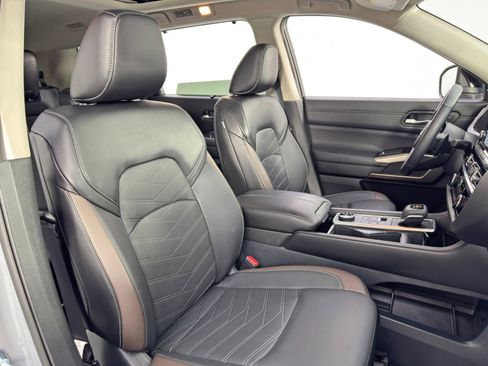 Used 2024 Nissan Pathfinder Platinum image 38