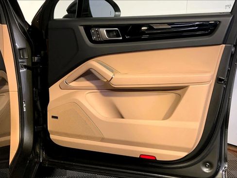 Used 2023 Porsche Cayenne image 26