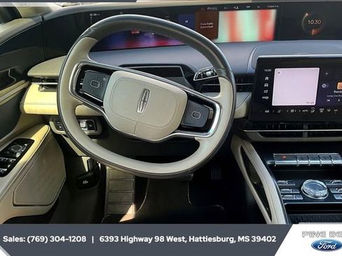 Used 2024 Lincoln Nautilus Premier image 5