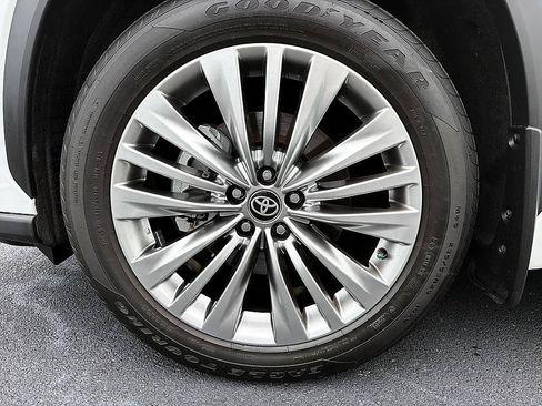 Certified 2025 Toyota Highlander Platinum AWD/4WD image 8