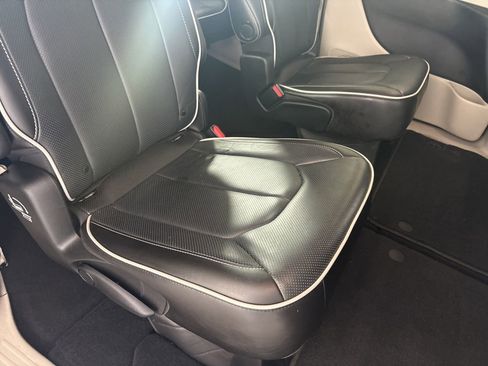 Used 2023 Chrysler Pacifica Limited image 32