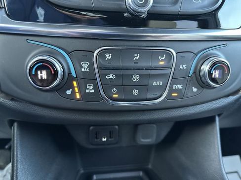 Used 2023 Chevrolet Traverse LT image 19