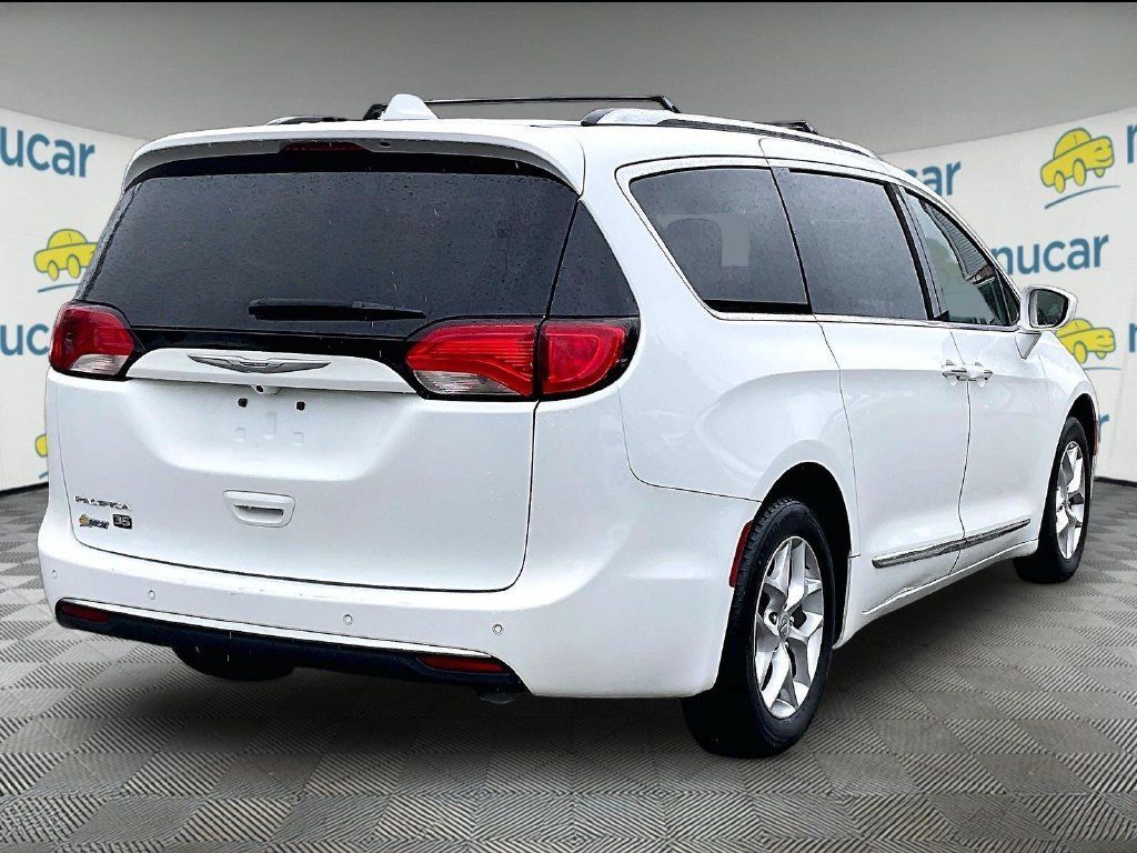 Used 2020 Chrysler Pacifica Touring-L FWD image 6