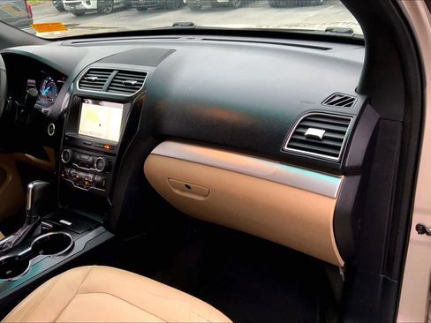 Used 2017 Ford Explorer XLT w/ Equipment Group 202A FWD image 17