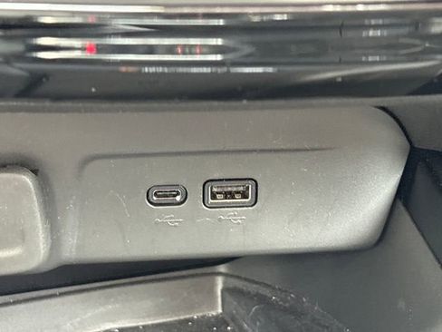 Used 2024 Chevrolet Trax RS w/ Sunroof Package FWD image 19