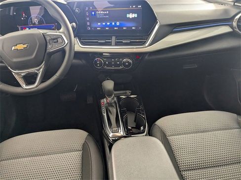 Used 2025 Chevrolet Trax LT w/ LT Convenience Package image 24