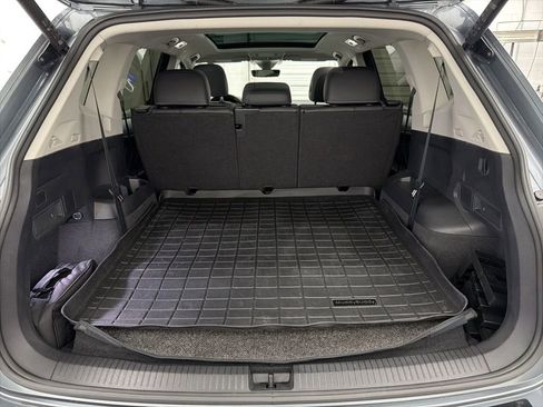 Used 2024 Volkswagen Tiguan SE w/ Panoramic Sunroof Package image 25