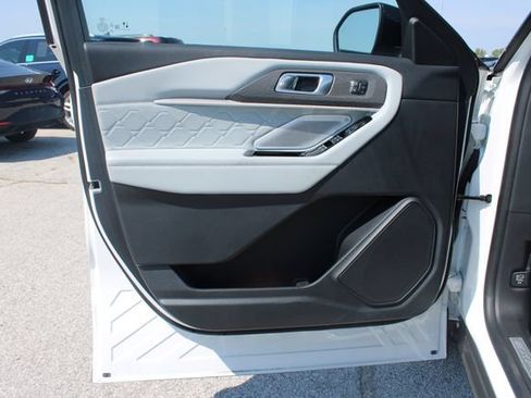 Used 2025 Ford Explorer Platinum w/ Ultimate Package AWD/4WD image 10