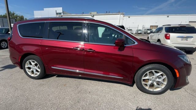 Used 2017 Chrysler Pacifica Touring-L Plus w/ Advanced Safetytec Group FWD image 3