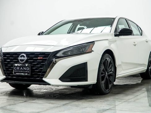 Used 2024 Nissan Altima 2.5 SR FWD image 7