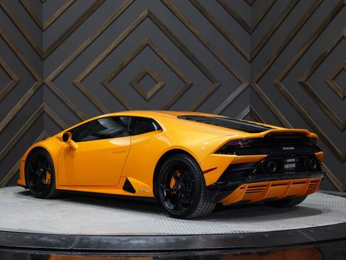 Used 2020 Lamborghini Huracan EVO image 5