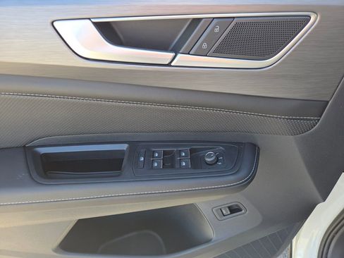 New 2025 Volkswagen Atlas Cross Sport SE FWD image 9
