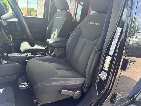 Used 2016 Jeep Wrangler Unlimited Sahara w/ Connectivity Group AWD/4WD image 9