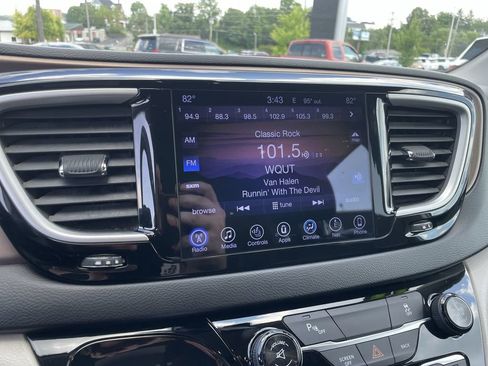 Used 2017 Chrysler Pacifica Touring-L FWD image 10