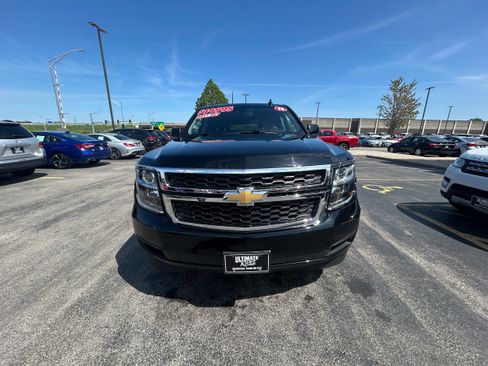 Used 2018 Chevrolet Suburban LT RWD image 2