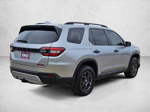 Used 2025 Honda Pilot TrailSport image 5