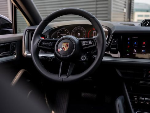 Certified 2025 Porsche Cayenne Coupe image 26