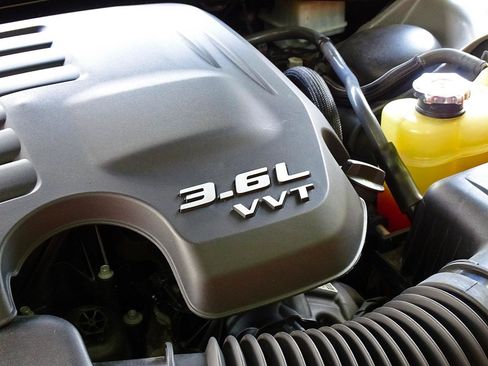 Used 2019 Dodge Charger SXT RWD image 18