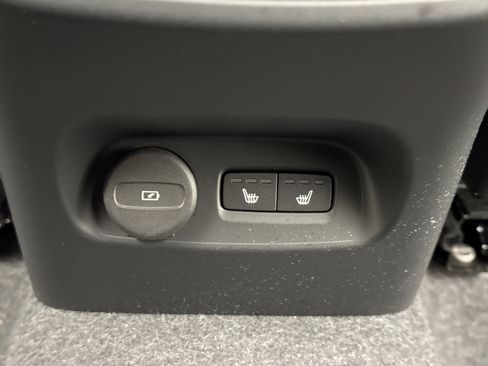 Used 2025 Volvo XC40 B5 Plus AWD/4WD image 21