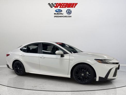 Used 2025 Toyota Camry SE FWD image 3