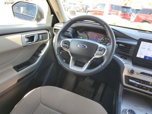 Used 2023 Ford Explorer XLT image 9