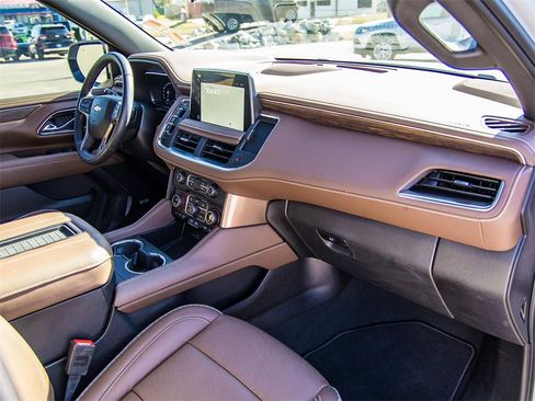 Used 2024 Chevrolet Suburban High Country image 17