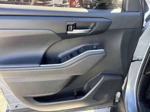 Used 2022 Toyota Highlander XLE image 25