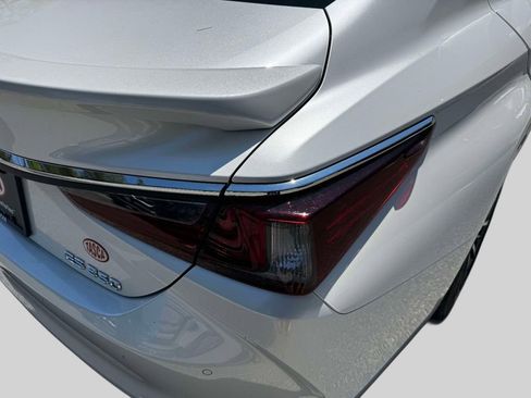 Used 2023 Lexus ES 350 w/ Premium Package FWD image 9