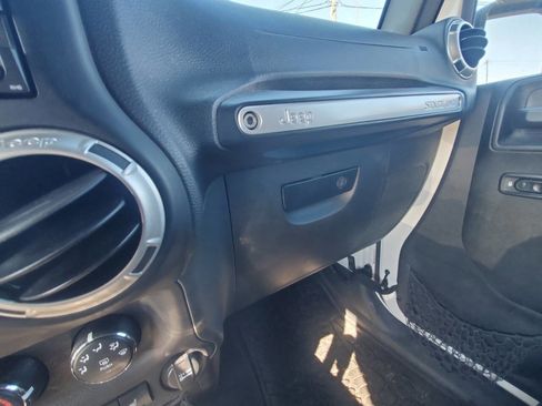 Used 2017 Jeep Wrangler Unlimited Rubicon w/ Cold Weather Group image 19