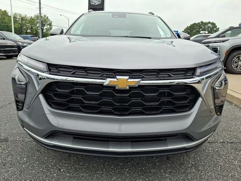 Used 2024 Chevrolet Trax LT w/ Driver Confidence Package FWD image 2