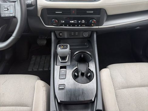 Used 2025 Nissan Rogue SV FWD image 25