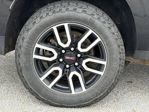 Used 2023 GMC Yukon XL AT4 w/ Technology Package image 9